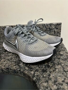 Like New! NIKE React Sz 9 Infinity 2 Run Flyknit particle CT2357 sneakers Mens